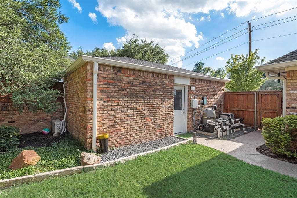 6902 Deloache Avenue, Dallas, TX 75225 detached flex room w/AC