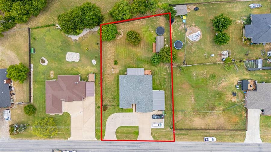 Property photo for 1305 E Apache Trail, Granbury, TX