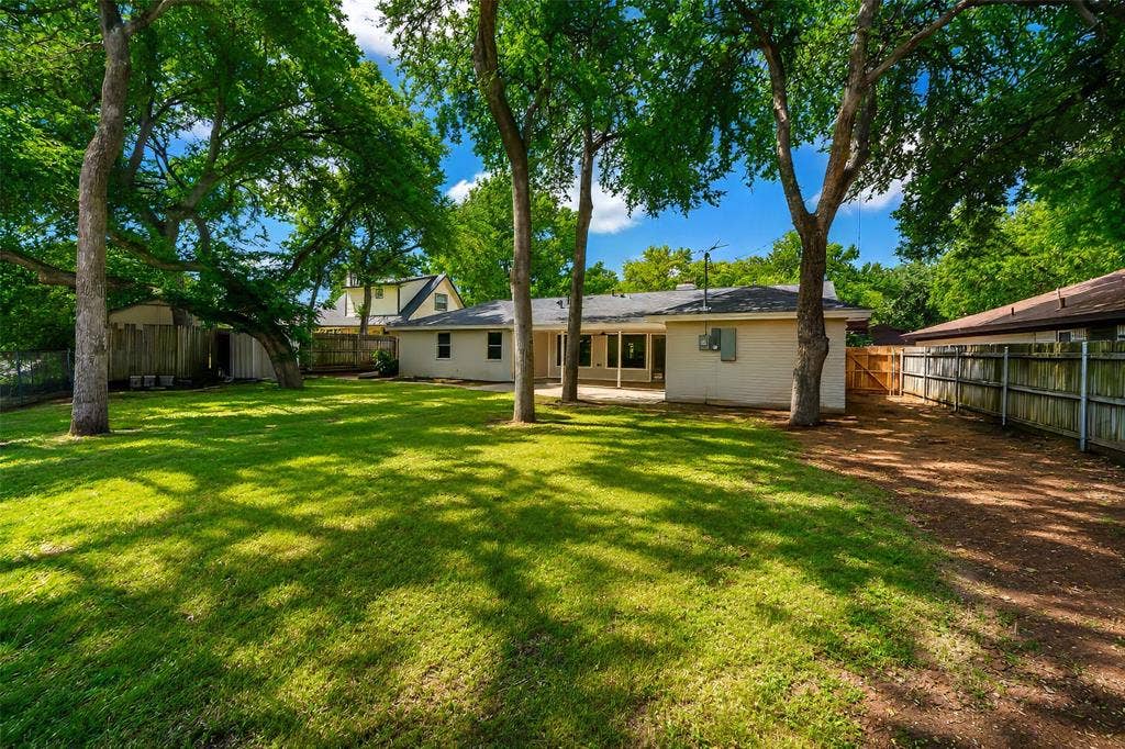1141 Henson Drive, Hurst, TX 76053 1141 Henson Drive, Hurst, TX 76053