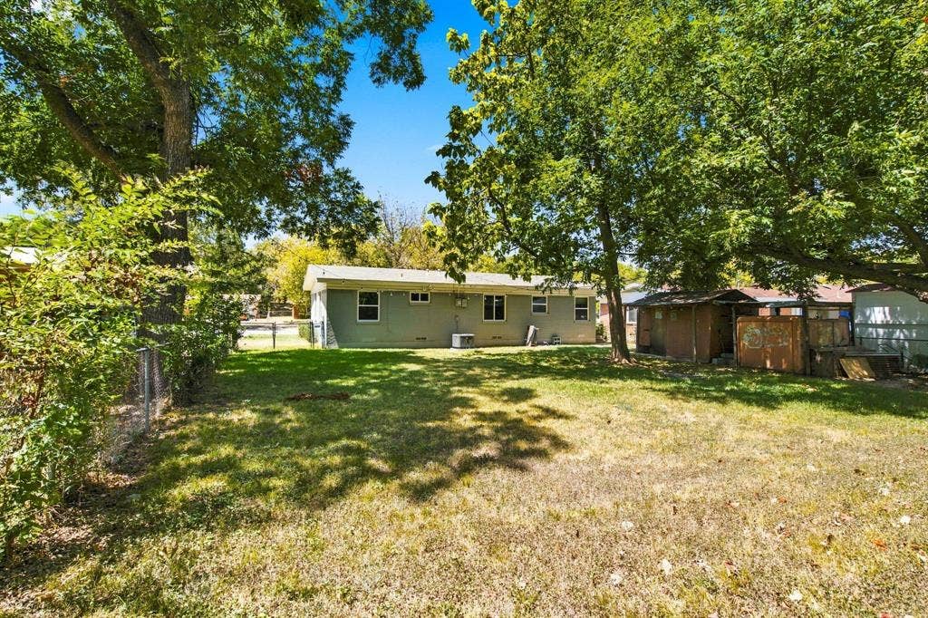 726 N Carrier Parkway, Grand Prairie, TX 75050 726 N Carrier Parkway, Grand Prairie, TX 75050
