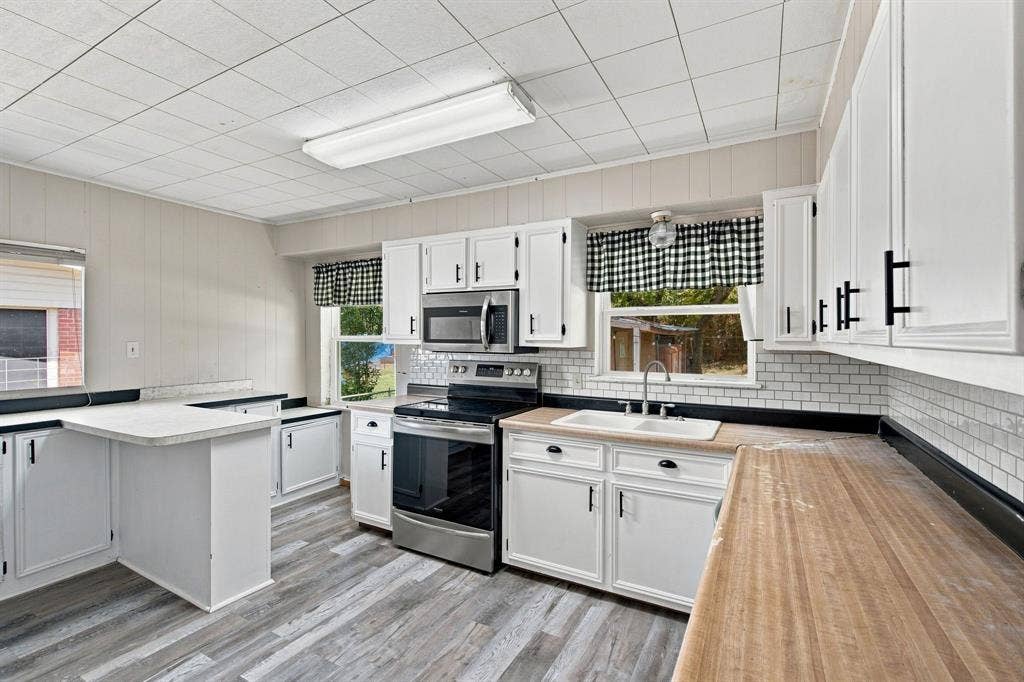 726 N Carrier Parkway, Grand Prairie, TX 75050 Plenty of cabinet space!