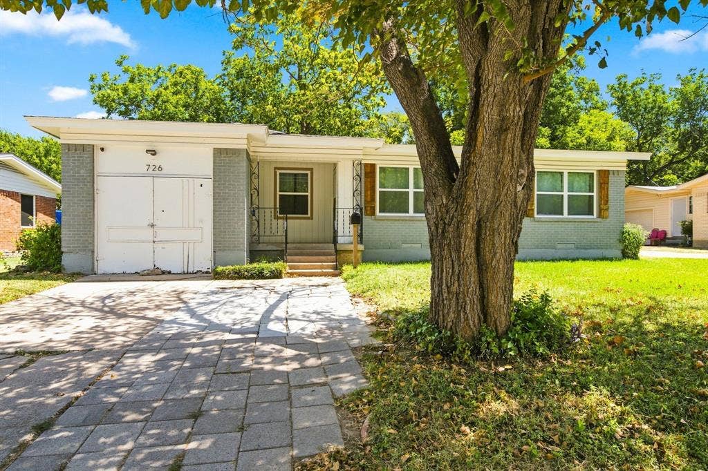 726 N Carrier Parkway, Grand Prairie, TX 75050 726 N Carrier Parkway, Grand Prairie, TX 75050
