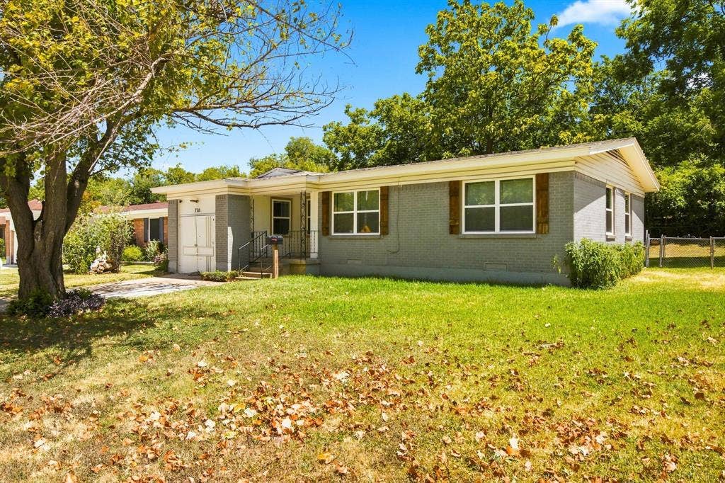 726 N Carrier Parkway, Grand Prairie, TX 75050 726 N Carrier Parkway, Grand Prairie, TX 75050