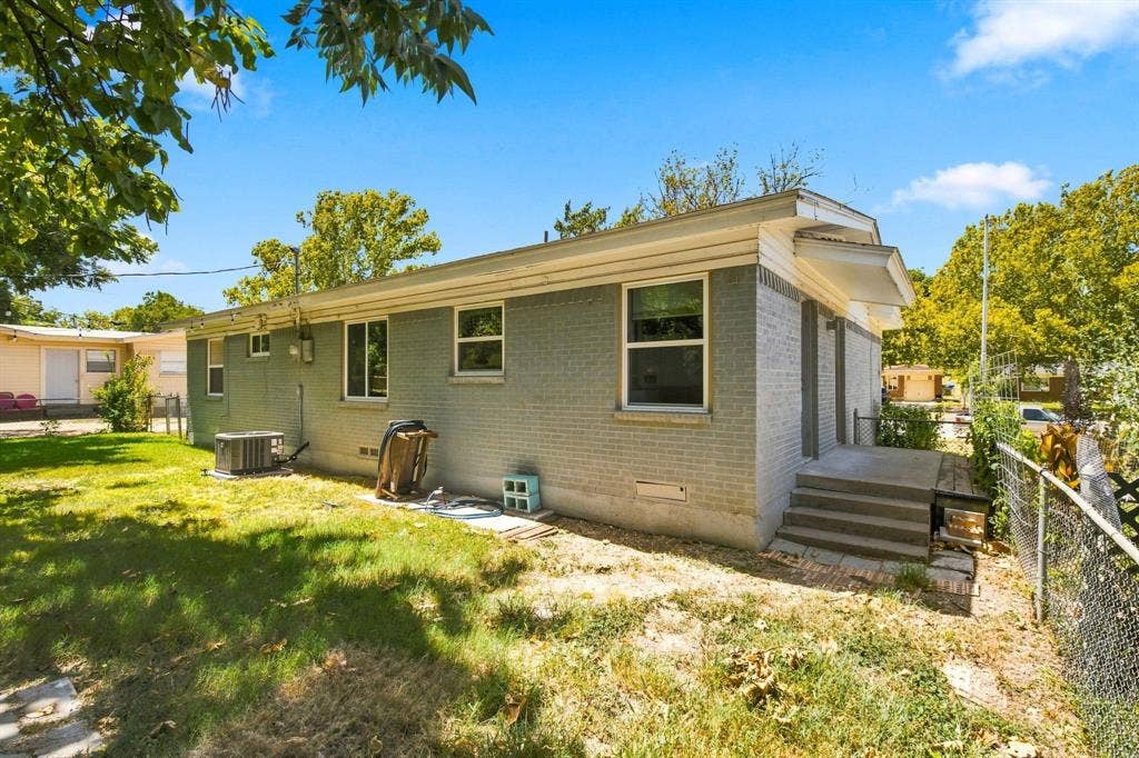 726 N Carrier Parkway, Grand Prairie, TX 75050 726 N Carrier Parkway, Grand Prairie, TX 75050