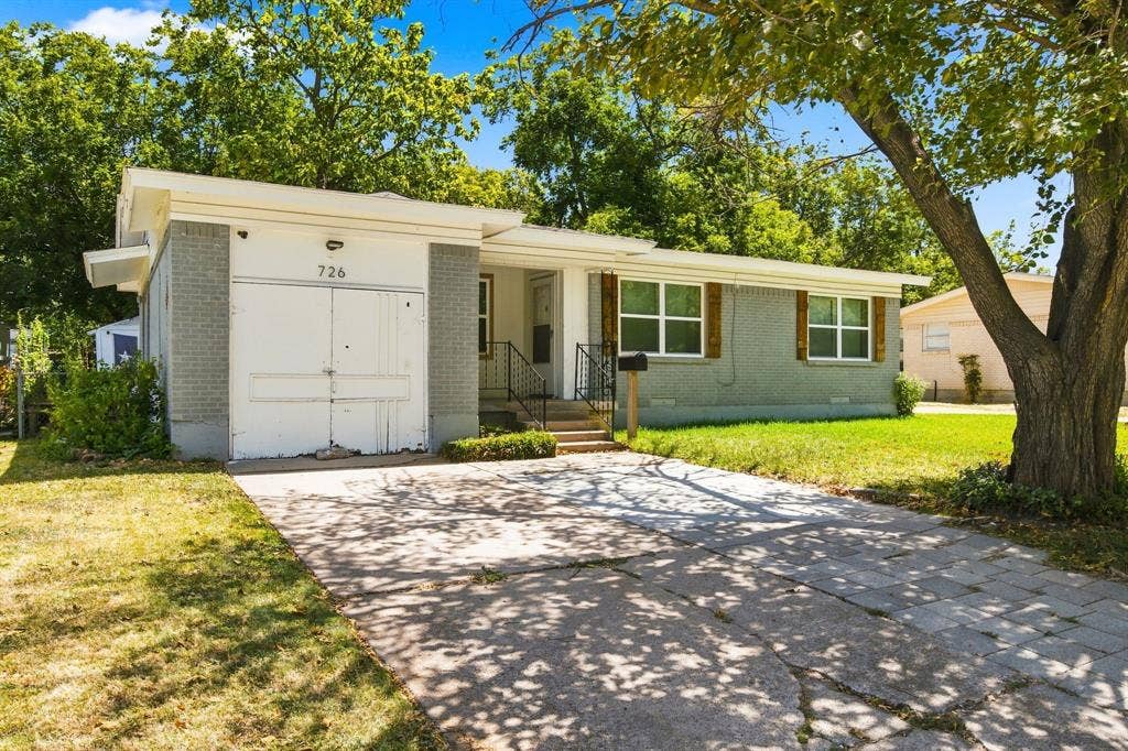 726 N Carrier Parkway, Grand Prairie, TX 75050 726 N Carrier Parkway, Grand Prairie, TX 75050