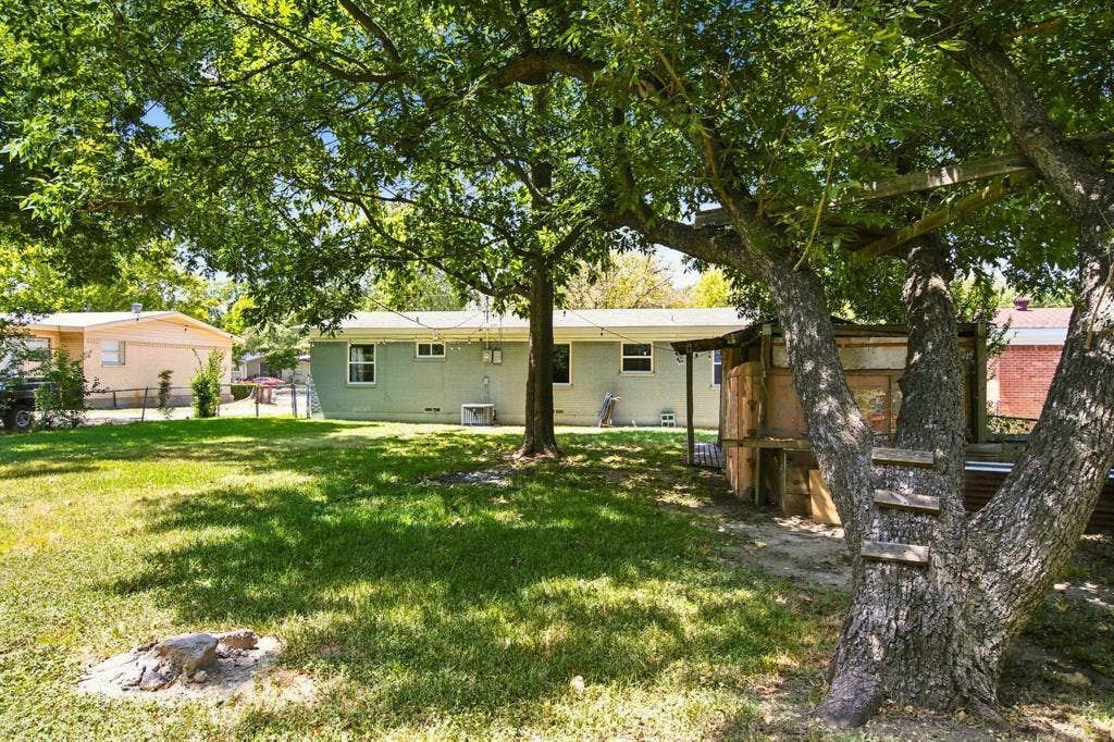 726 N Carrier Parkway, Grand Prairie, TX 75050 726 N Carrier Parkway, Grand Prairie, TX 75050