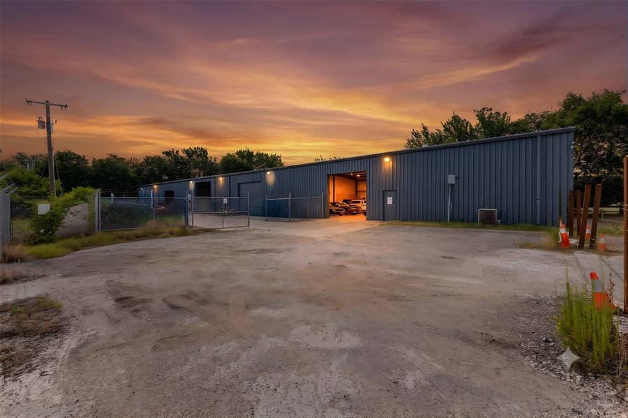 Property photo for 6917 Russell Curry Road, Arlington, TX