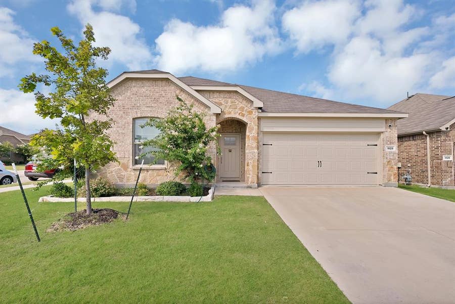 Property photo for 1828 Memorable Moment Drive, Crandall, TX