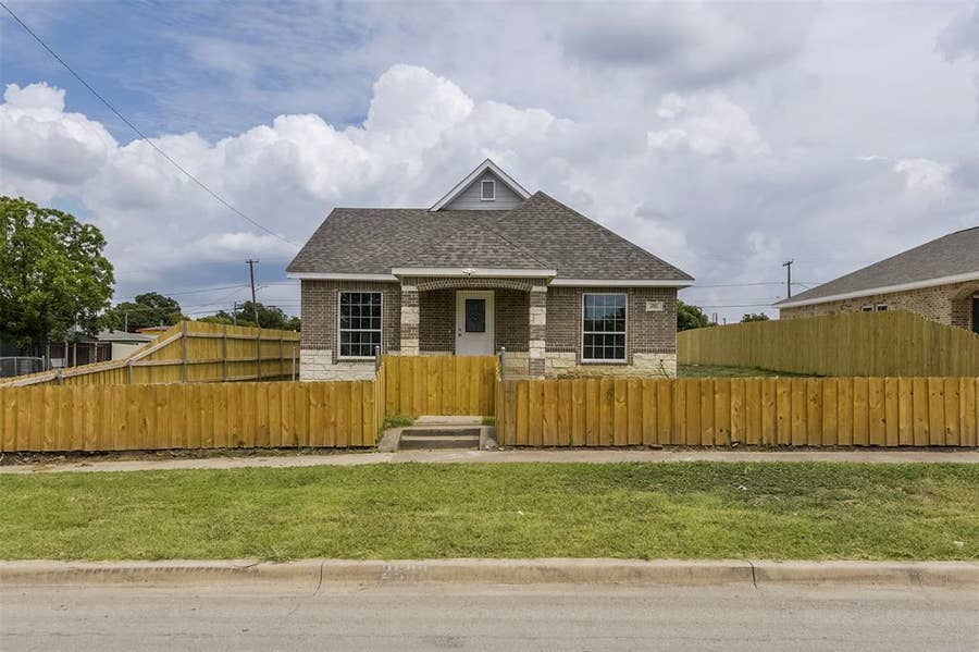 Property photo for 2502 S Denley Drive, Dallas, TX
