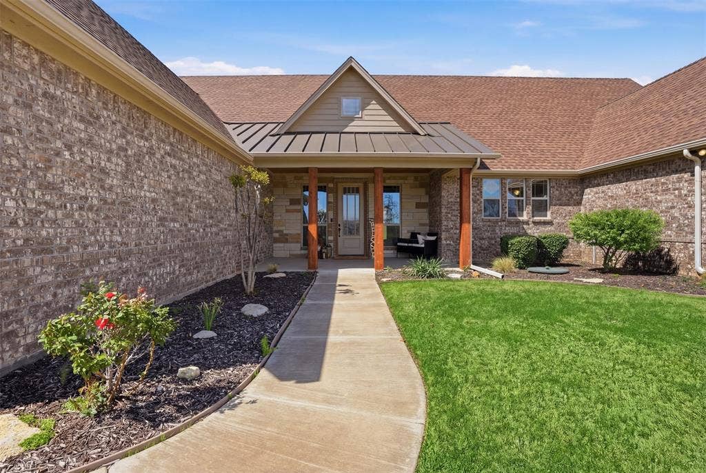 3832 Legend Trail, Granbury, TX 76049 Entry welcomes you home!