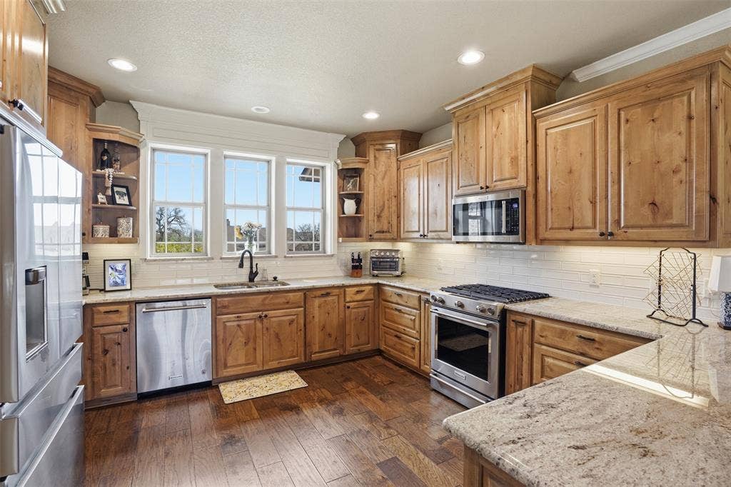 3832 Legend Trail, Granbury, TX 76049 Beautiful cabinetry and countertops.