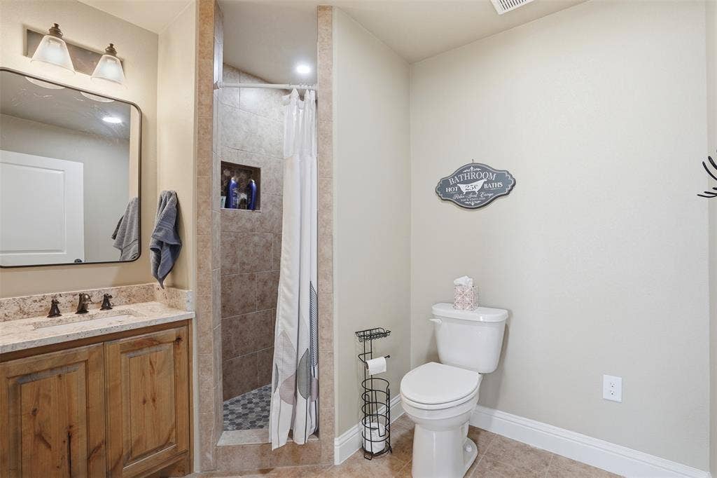 3832 Legend Trail, Granbury, TX 76049 great bath with shower in accessory dwelling unit.