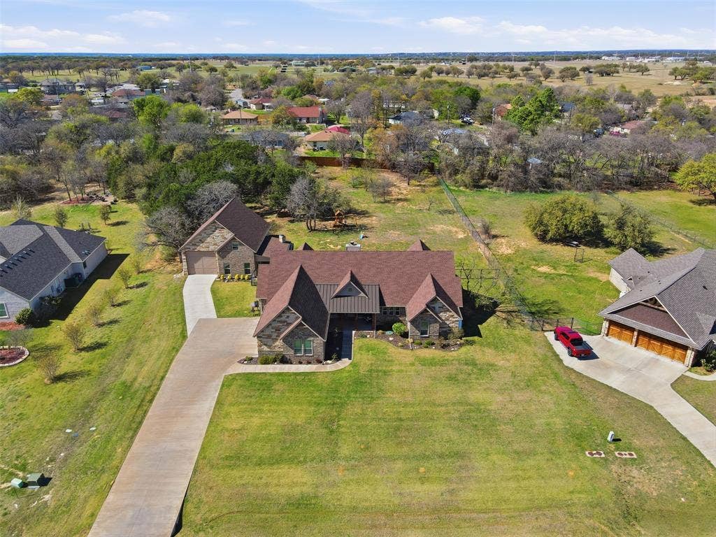 3832 Legend Trail, Granbury, TX 76049 Look at this space!