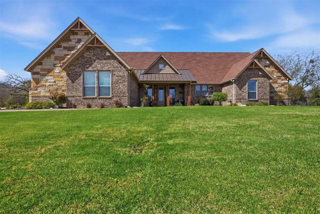 3832 Legend Trail, Granbury, TX 76049 Beautiful yard!