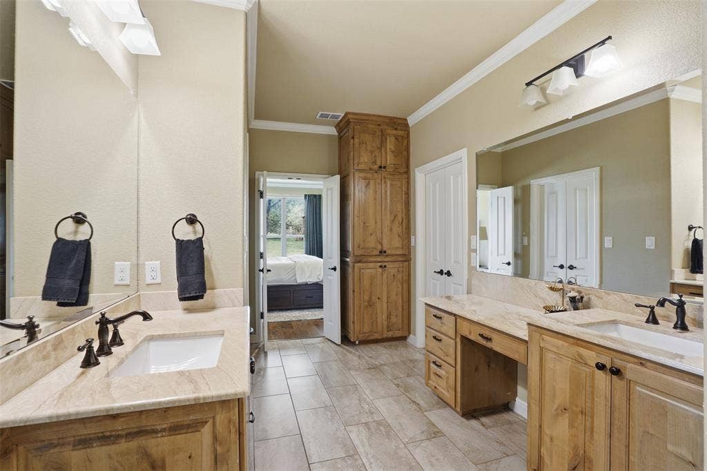 3832 Legend Trail, Granbury, TX 76049 great storage in primary bath