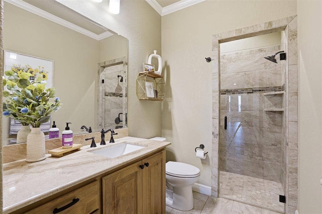 3832 Legend Trail, Granbury, TX 76049 Full bath in hallway.