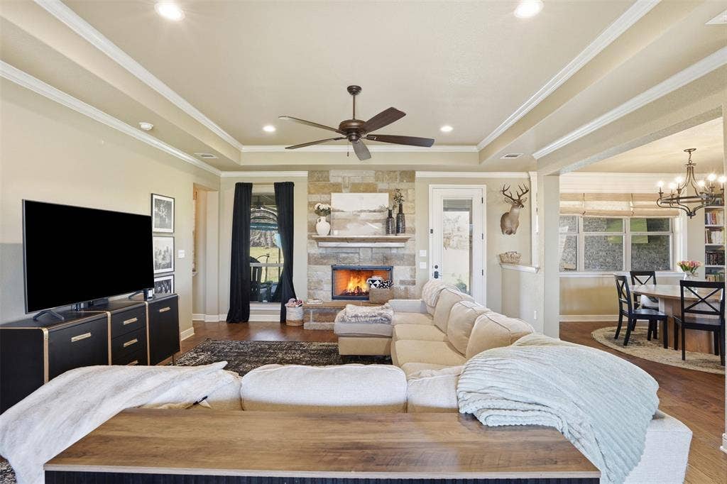 3832 Legend Trail, Granbury, TX 76049 Great access to kitchen adn dining room from living room.
