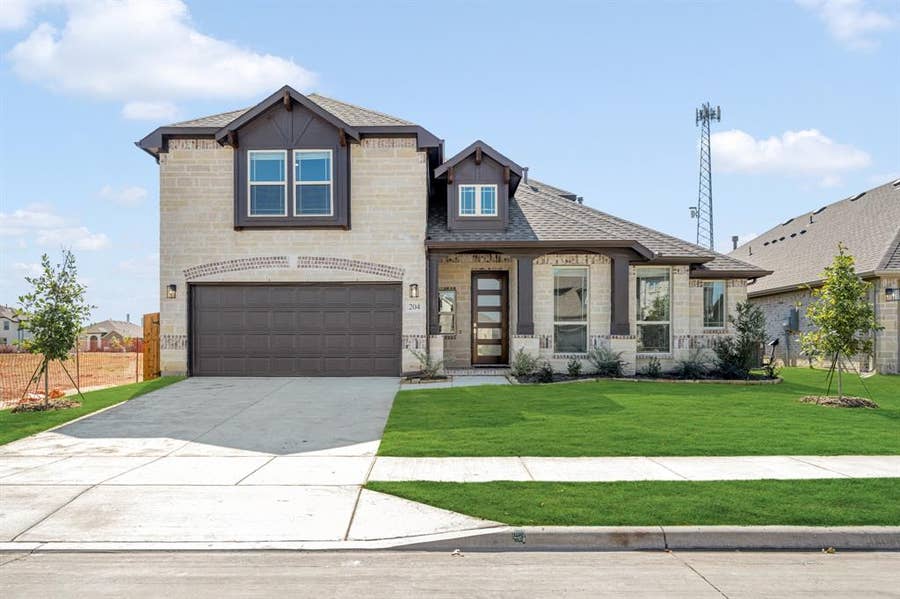 Property photo for 204 Sweetwater Drive, Commerce, TX