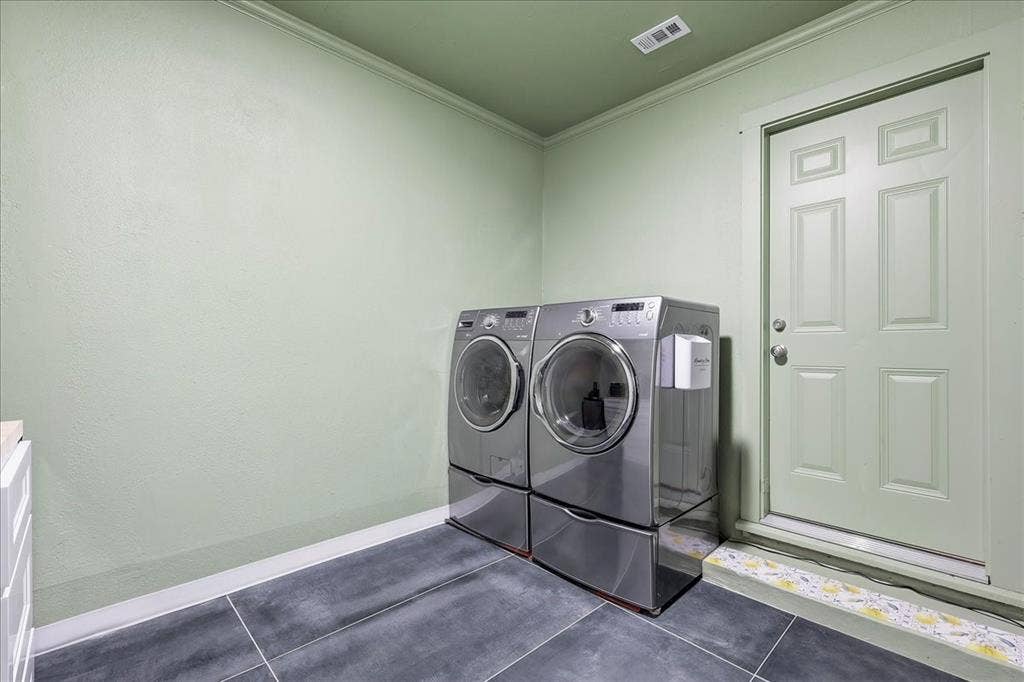 3533 Granada Drive, Richland Hills, TX 76118 huge utility room, plenty of room for a freezer and other cleaning items.