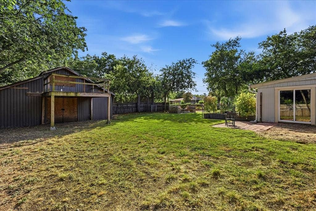 3533 Granada Drive, Richland Hills, TX 76118 out building and back of the home. the yard also has a dog run and plenty of space to play.
