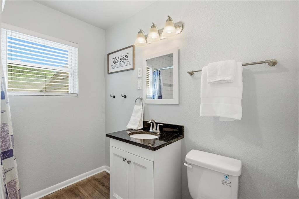 3533 Granada Drive, Richland Hills, TX 76118 Full secondary bathroom