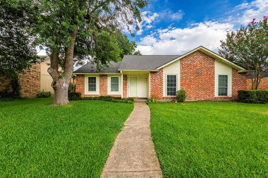 Property photo for 128 Kingsbridge Drive, Garland, TX