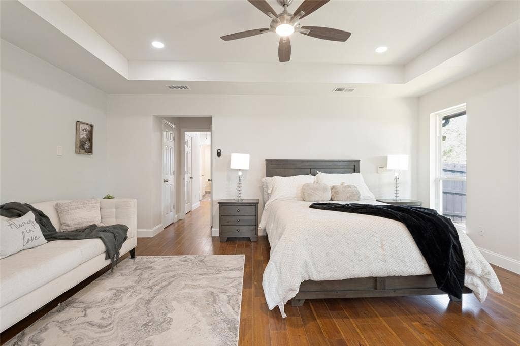 2101 Lyon Court, Plano, TX 75093 Large bedroom with sitting area
