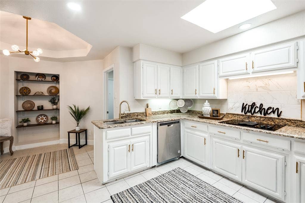 2101 Lyon Court, Plano, TX 75093 eat-in kitchen with breakfast nook