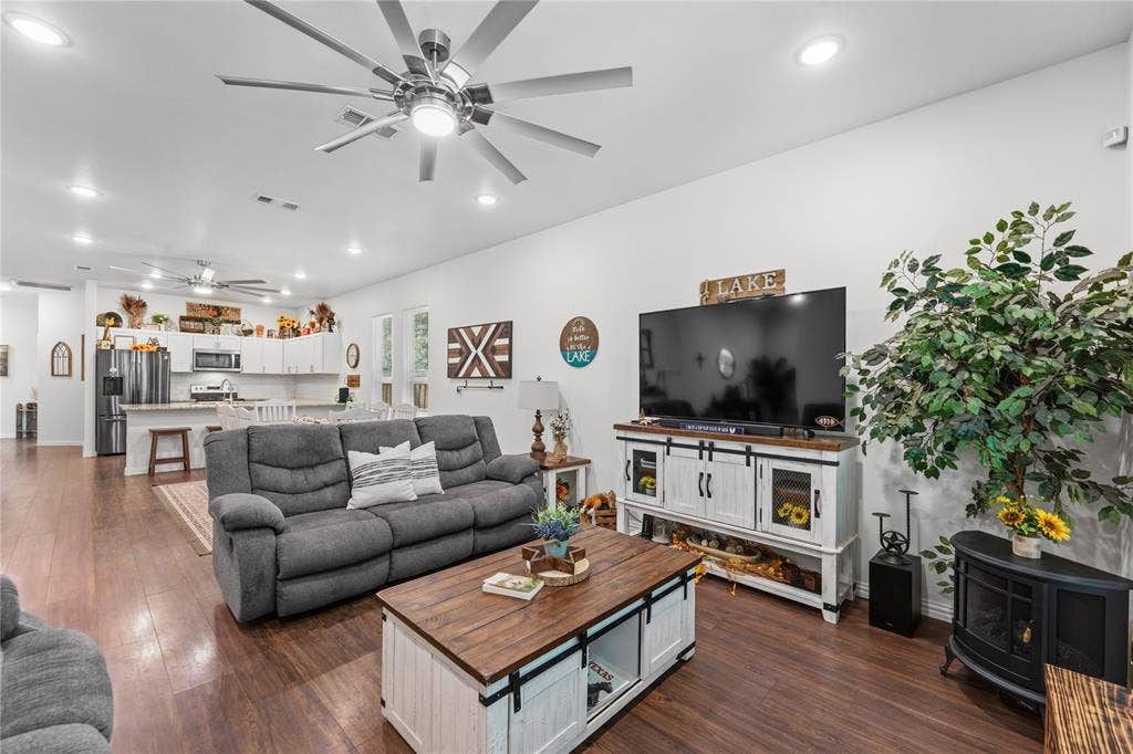 6156 Inca Drive, Mabank, TX 75156 6156 Inca Drive, Mabank, TX 75156