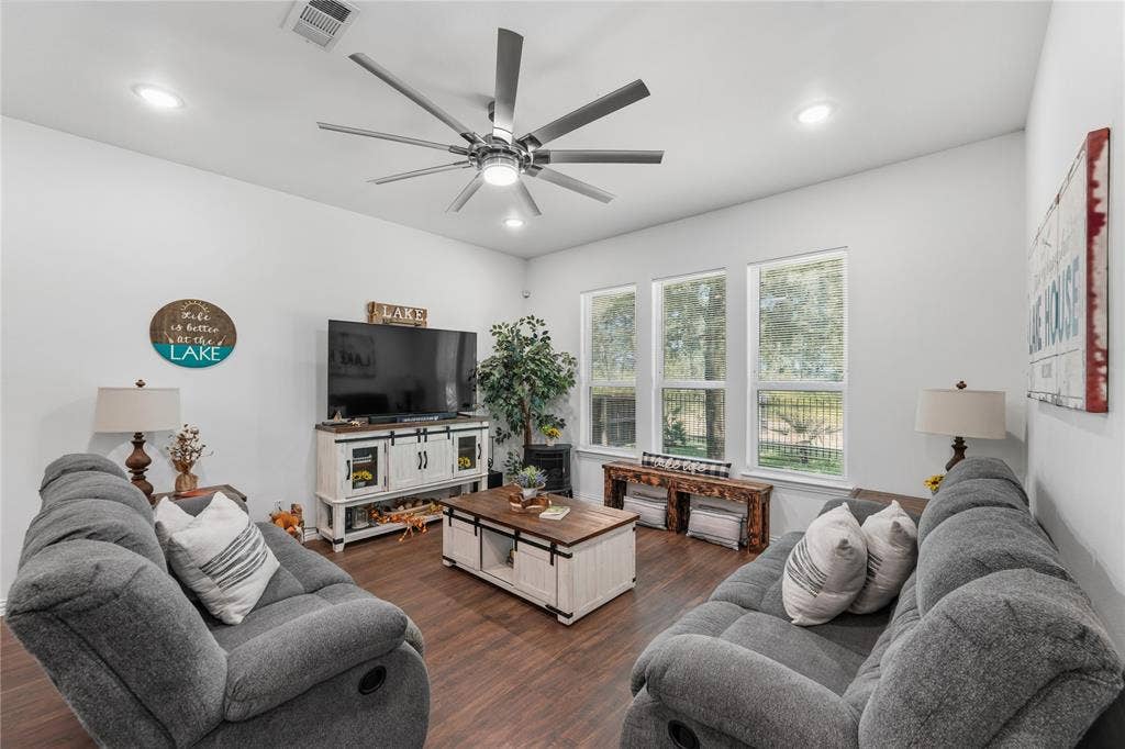 6156 Inca Drive, Mabank, TX 75156 6156 Inca Drive, Mabank, TX 75156