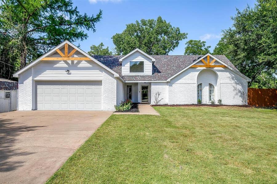 Property photo for 1401 Cheyenne Trail, Granbury, TX