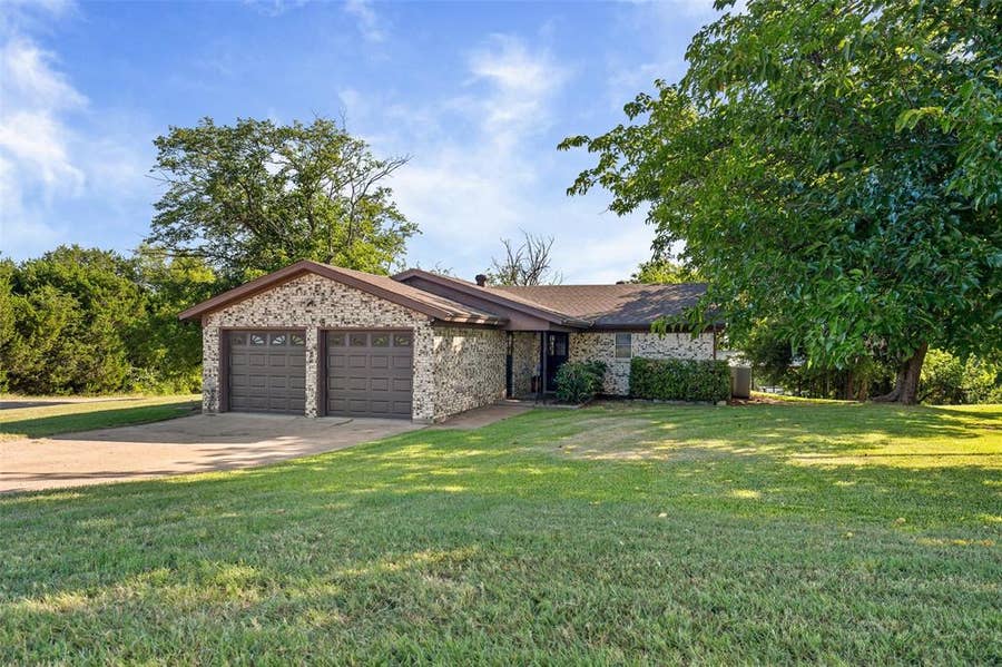 Property photo for 313 Yucca Court, Granbury, TX