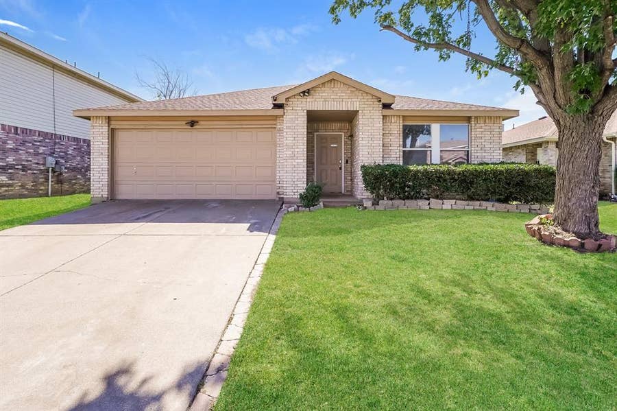 Property photo for 8717 Hunters Creek Drive, Fort Worth, TX