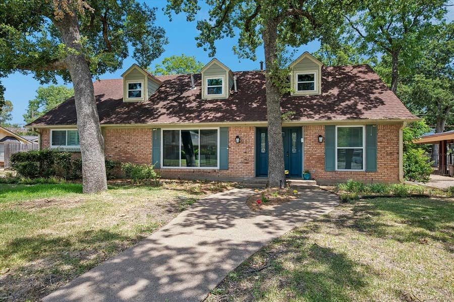 Property photo for 216 Huntingdon Drive, Irving, TX