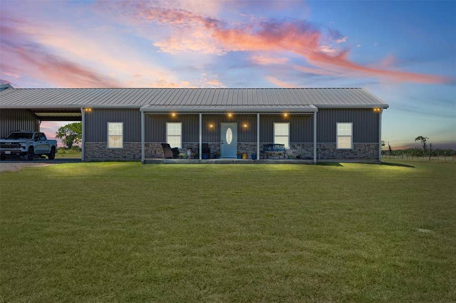 Property photo for 511 E Pecan Tree Road, Waxahachie, TX