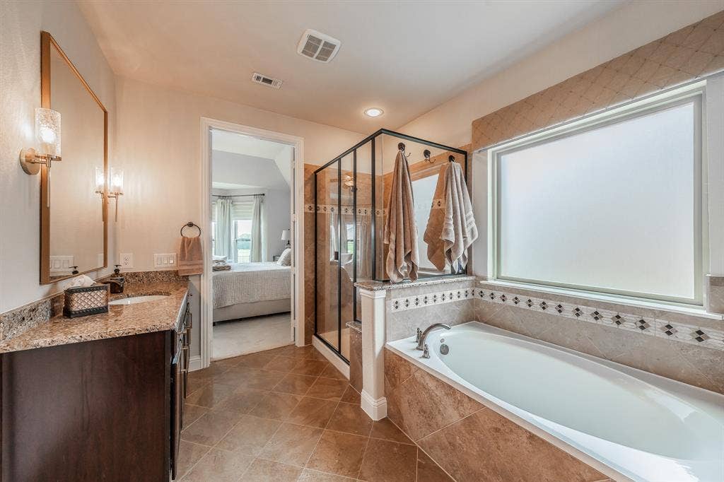 1233 Clearwater Drive, Frisco, TX 75036 Master bathroom