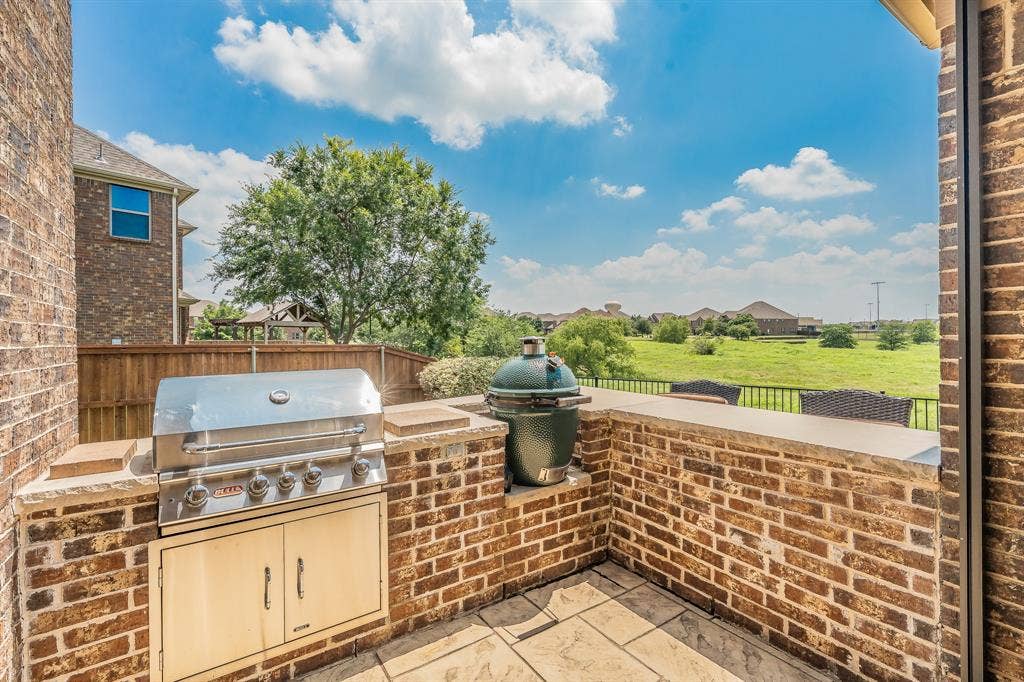 1233 Clearwater Drive, Frisco, TX 75036 Built in grill