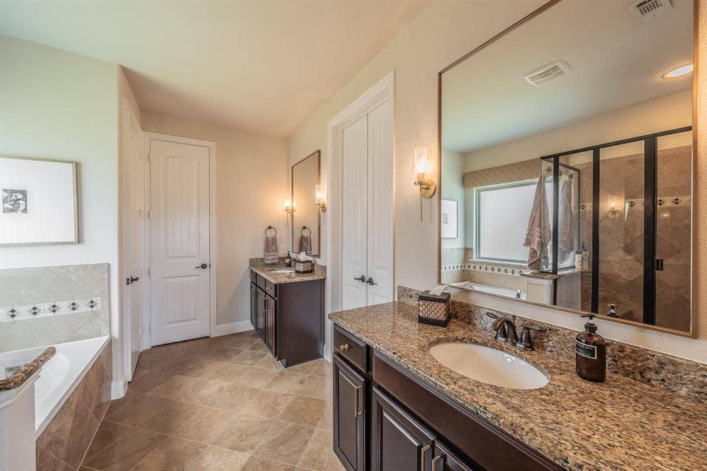 1233 Clearwater Drive, Frisco, TX 75036 Master bathroom
