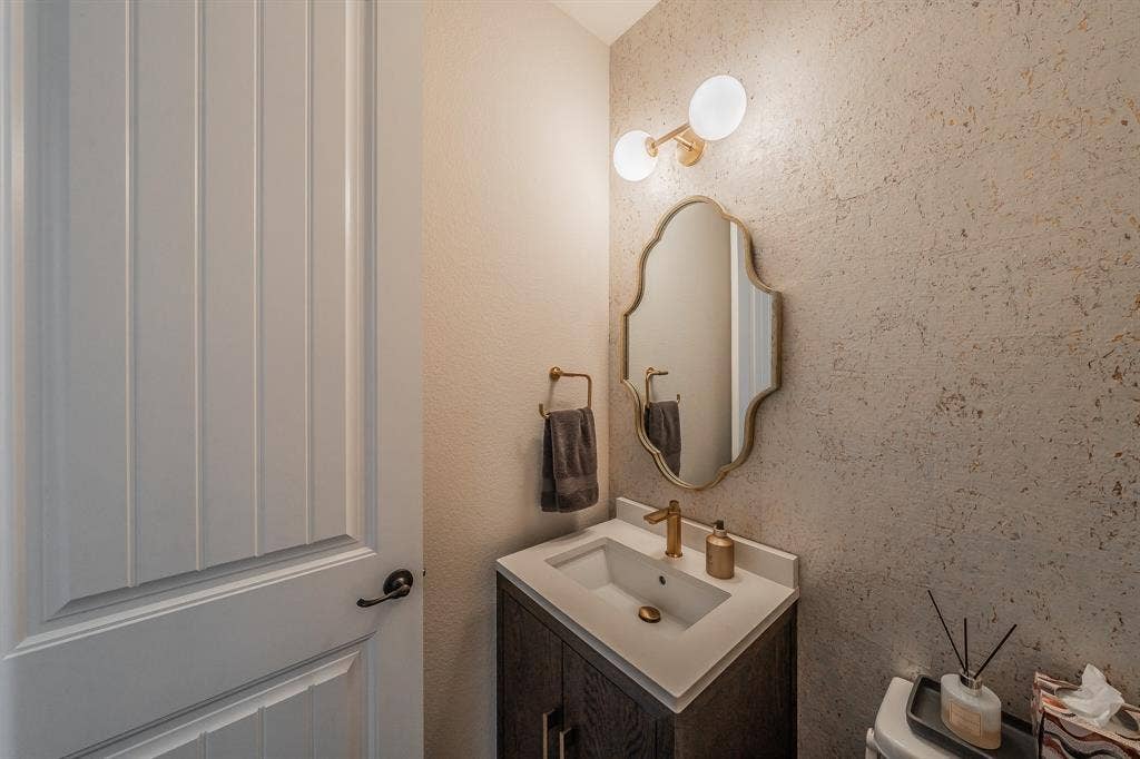 1233 Clearwater Drive, Frisco, TX 75036 Half bath downstairs