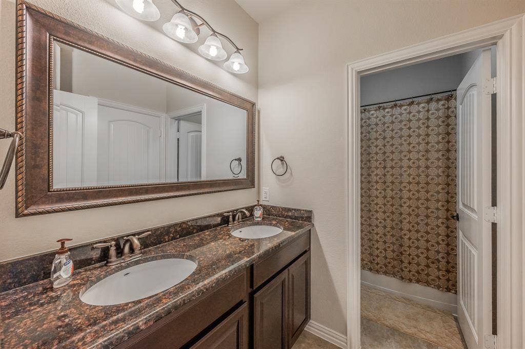 1233 Clearwater Drive, Frisco, TX 75036 Jack and jill bathroom
