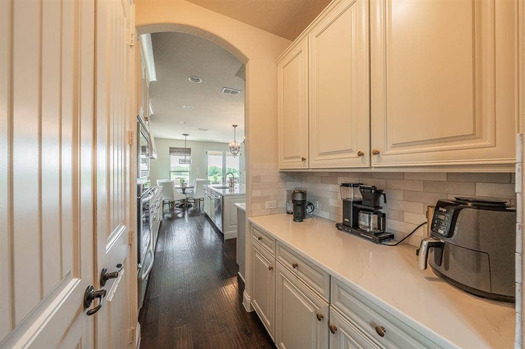1233 Clearwater Drive, Frisco, TX 75036 1233 Clearwater Drive, Frisco, TX 75036