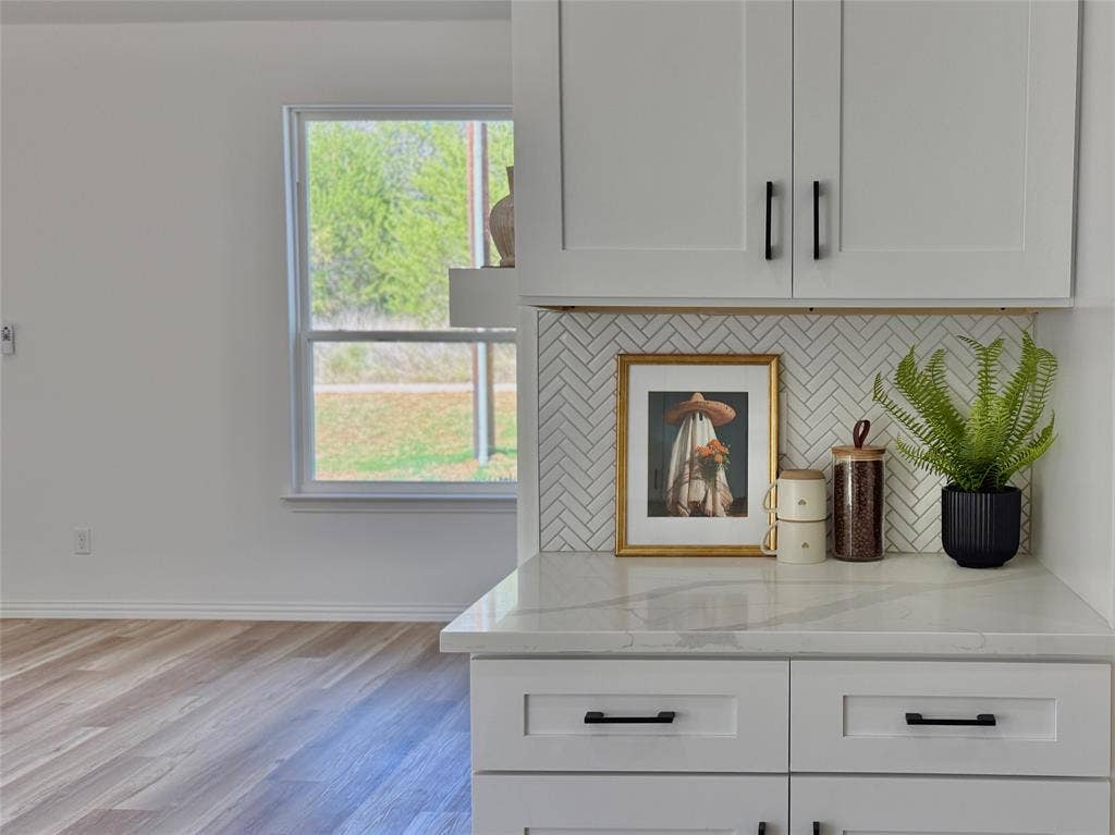 4620 Evening View Drive, Granbury, TX 76048 Dry Bar/ Coffee Bar