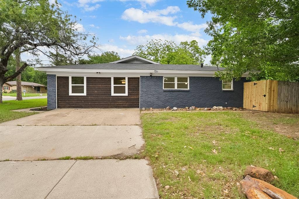 861 Woodcrest Drive, Hurst, TX 76053 861 Woodcrest Drive, Hurst, TX 76053