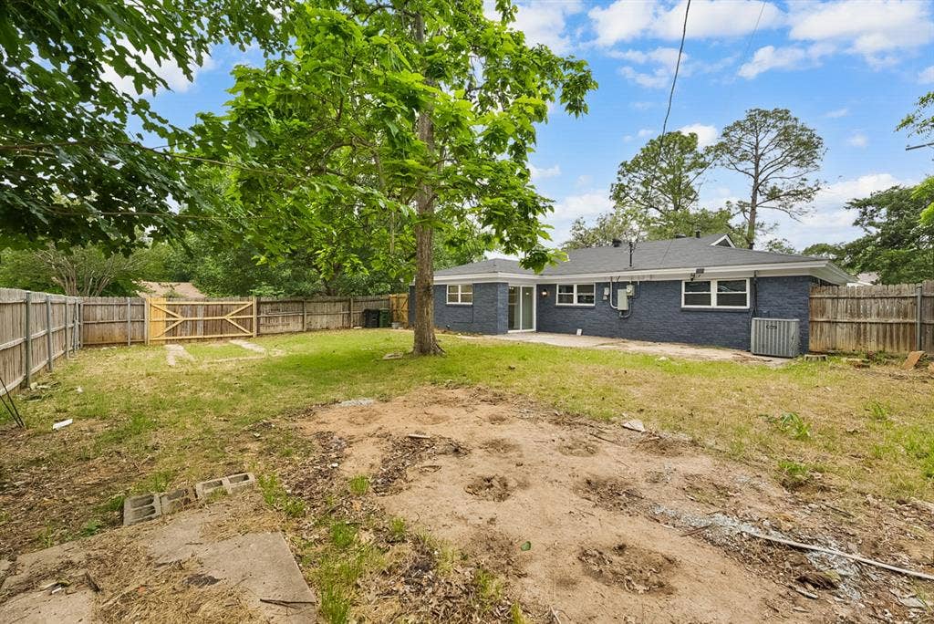861 Woodcrest Drive, Hurst, TX 76053 861 Woodcrest Drive, Hurst, TX 76053