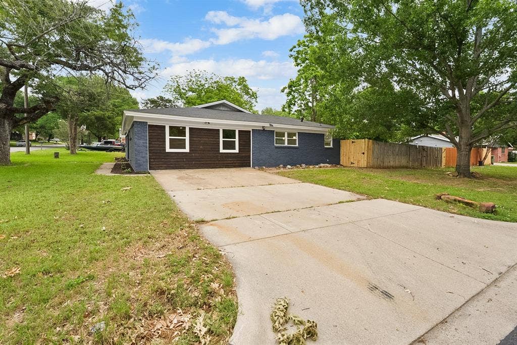 861 Woodcrest Drive, Hurst, TX 76053 861 Woodcrest Drive, Hurst, TX 76053