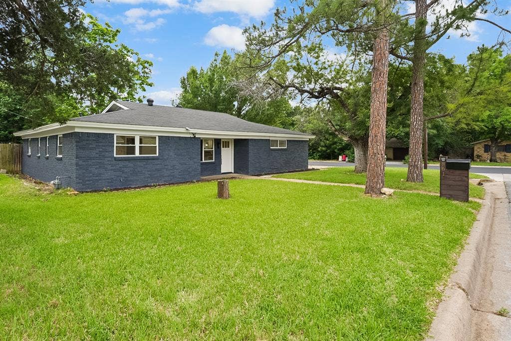 861 Woodcrest Drive, Hurst, TX 76053 861 Woodcrest Drive, Hurst, TX 76053