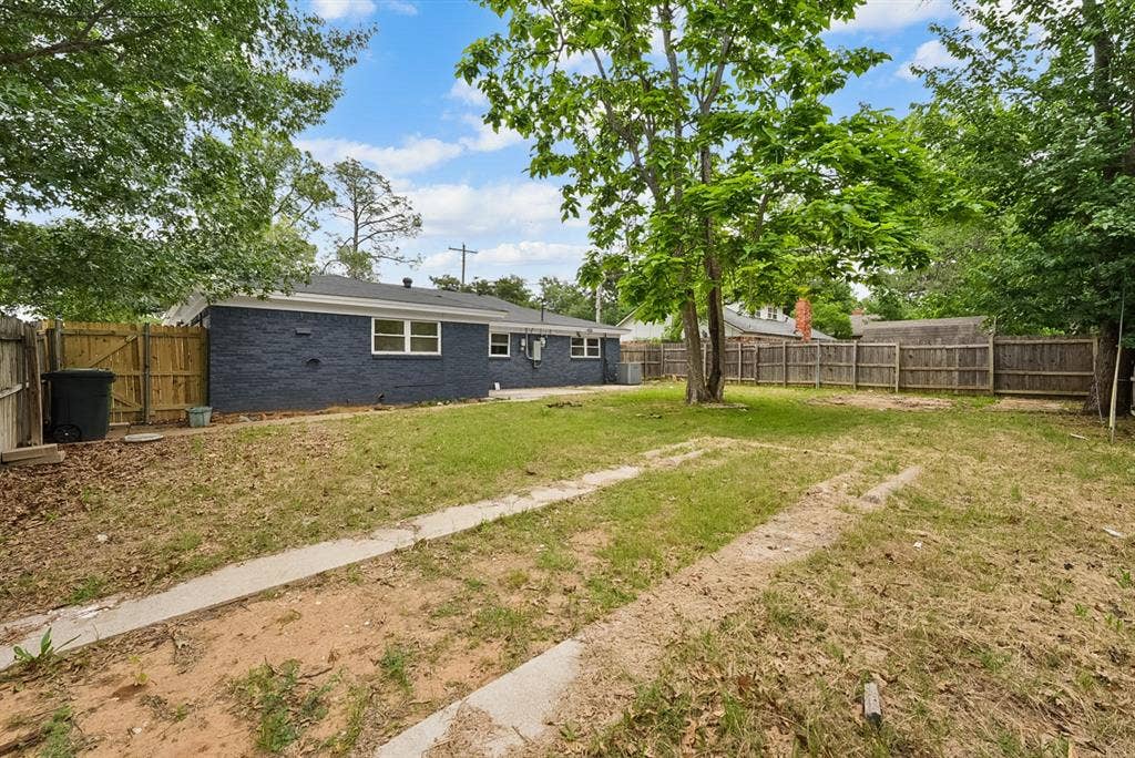 861 Woodcrest Drive, Hurst, TX 76053 861 Woodcrest Drive, Hurst, TX 76053