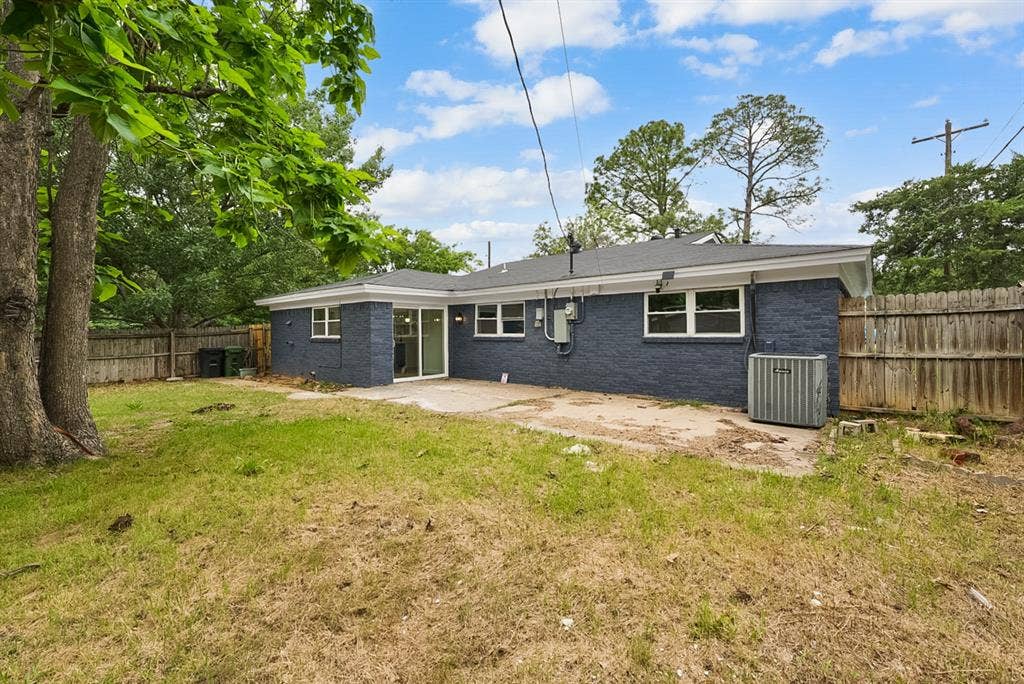 861 Woodcrest Drive, Hurst, TX 76053 861 Woodcrest Drive, Hurst, TX 76053
