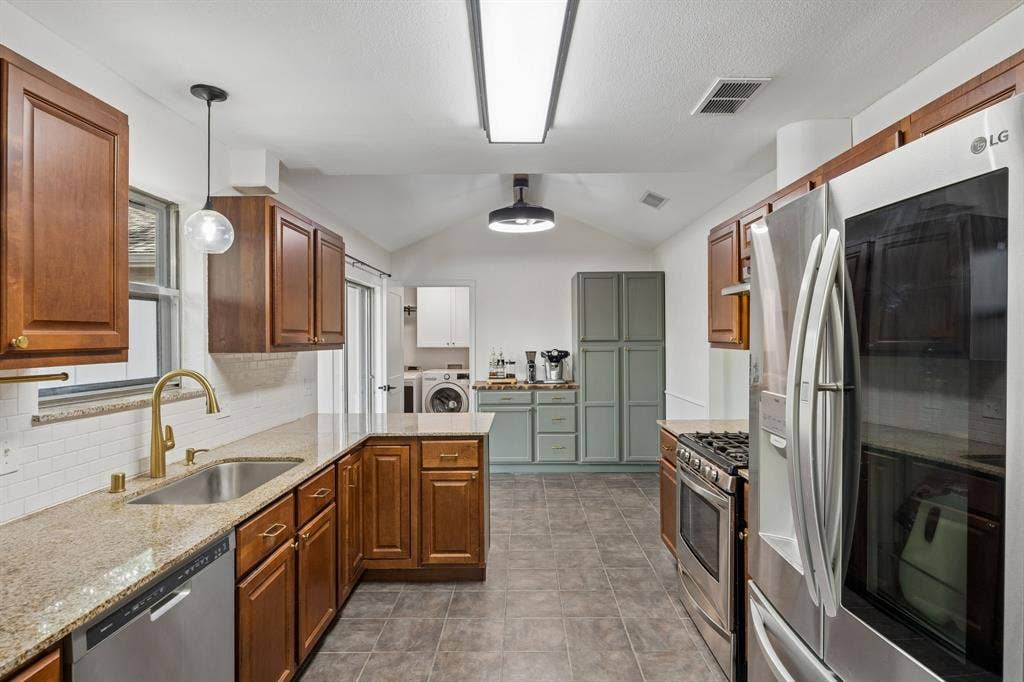 3624 Churchill Lane, Plano, TX 75075 Natural light and backyard views brighten the kitchen, while the peninsula provides casual seating for two.