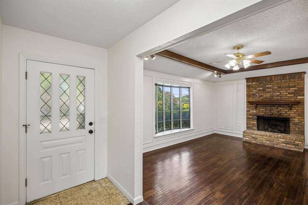 3624 Churchill Lane, Plano, TX 75075 From the entry, vaulted ceilings and an open sightline create an immediate sense of space and connection.